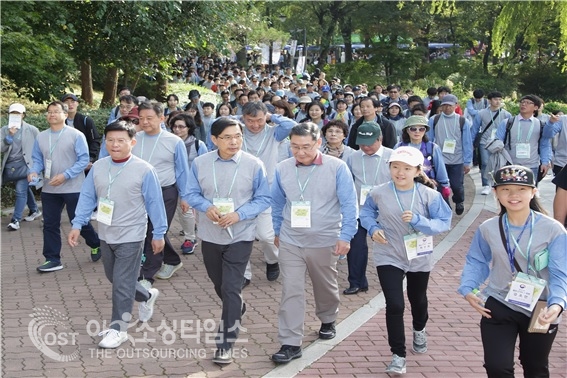 박상기 법무부 장관(오른쪽에서 네번째)이 제4회 다링(DaRing)행사에 참석해 참가자들과 걷고 있다.