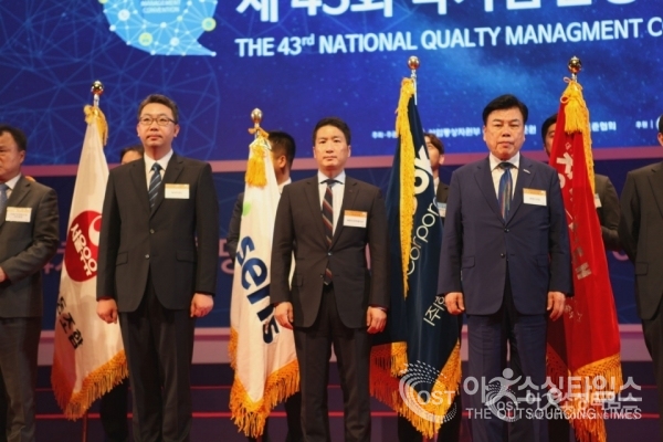 한국코퍼레이션 김용빈 대표이사 부회장(가운데)이 지난 11월 8일 '국가품질경영대회"에서 대통령상을 수상했다. 김용빈 대표는 한국테크한국테크놀로지 대표이사(부회장)를 겸하고 있다.