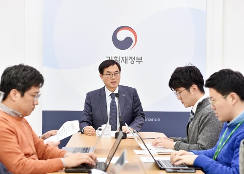 한국조폐공사 조용만 사장이 취임 첫 기자간담회에서 간접고용근로자 136명을 정규직으로 전환하겠다고 밝혔다.