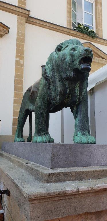 룩셈부르크 시청 앞 푸른 사자 동상
