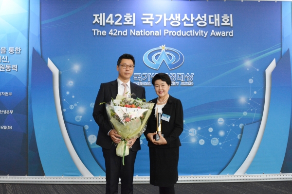 제이앤비컨설팅이 16일 개최된 '제42회 국가생산성대회'에서 미래경영부문 대상을 수상했다.(사진 우측 제이앤비컨설팅 이수연대표)