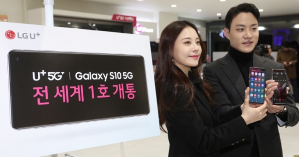 LG 유플러스 5G 서비스 최초 가입자로 선정된 유튜버 김민영과 카레이서 서주원(사진제공=LG유플러스)