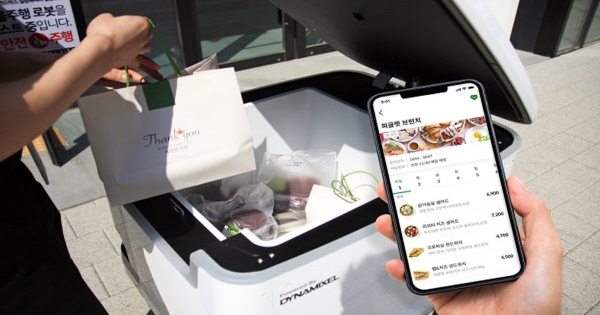 식권대장 예약 서비스를 통해 로봇으로 점심을 배달받고 있는 모습