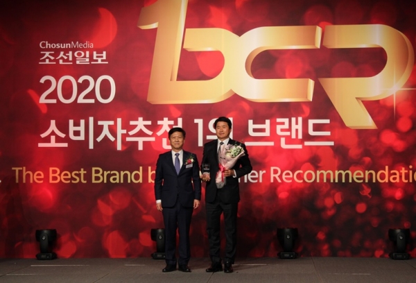 제니엘이 ‘2020 소비자추천 1위 브랜드’ 아웃소싱서비스 부문 대상을 수상했다. 수상 직후 기념촬영에 나선 박춘홍 대표(사진 오른쪽)