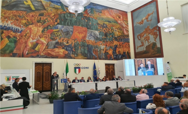 국제직장인체육연맹(CSIT) 제41차 이탈리아 로마 총회에서 한국 유치계획을 제안하고 있는 어명수 회장