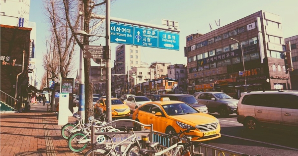 서울시 택시 운전기사 등의 확진이 잇따르자 서울시는 현금결제 승객은 승차 시간과 하차시간 또 연락처를 기입하도록 하는 방안을 모색 중이다.