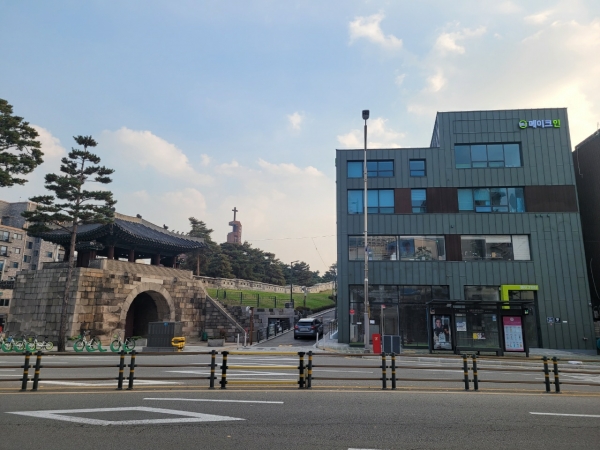 메이크인이 서울 중구 동대문역사문화공원역 인근 사적지인 광희문(光熙門) 옆에 새 사옥을 마련했다.