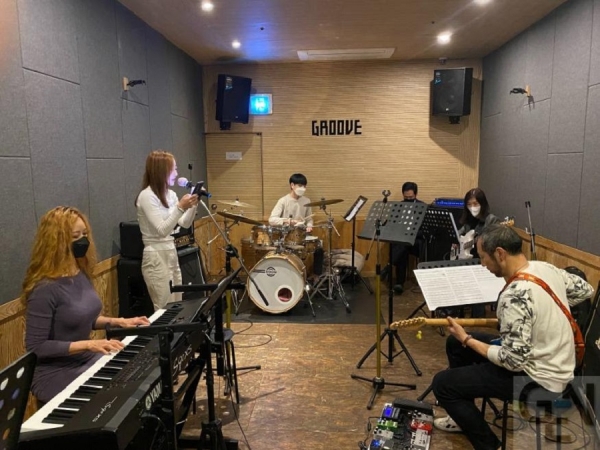주한외국기업연합회 [KOFA] 음악밴드 멤버들이 사당동 연습장에서 모여 연습을 하는 장면 [ 사진제공: KOFA]