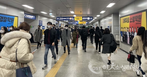서울시가 지하철 탑승 시위를 예고한 전장연에 지하철 운행은 반드시 정시에 이뤄져야 한다는 입장을 분명히 했다.