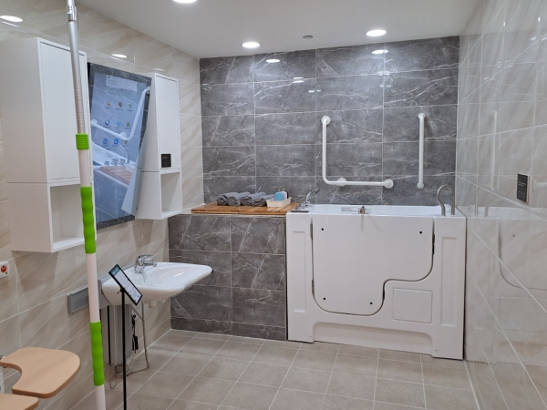 사진설명: 성남시니어산업혁신센터 시니어스마트홈 욕실에 설치된 워크인 욕조 (출처: 저자 제공)