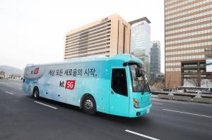 KT, 서울 도심 달리는 세계 최초 5G 체험버스 공개