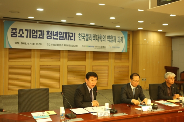 이어 한국폴리텍대학 이석행 이사장(사진 좌측)이 환영사를 하고 있다