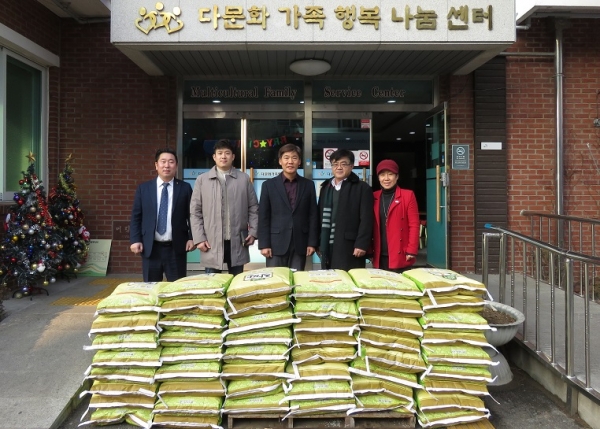 한국신문방송언론인협회가 다문화가족행복나눔센터에 우렁쌀을 기부했다.