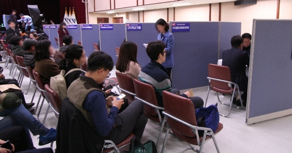 한국은행이 발표한 보고서 '하향취업의 현황과 특징'에 따르면 대졸취업자 중 30%의 비율이 하향취업을 한다고 나타났다.