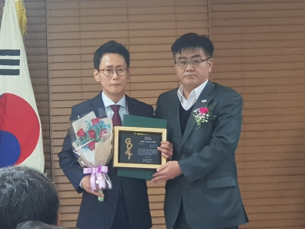 올해의 기업인상 수상자 이황재 대표(왼쪽)
