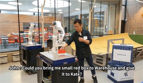 Aalborg University에서 재조 로봇을 실험하고 있는 박진하 연구원의모습.