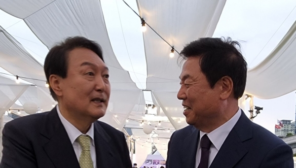 '2022 대한민국 중소기업인대회'에서 윤석열 대통령과 김정현 대표가 담소를 나누고 있다.