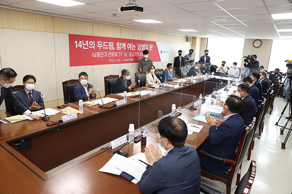 지난 6월 17일 서울 중구 동반성장위원회에서 ‘납품단가 연동제 TF 대·중소기업 회의’가 진행되고 있다. (사진 제공=중소벤처기업부)