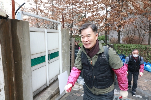한국주택관리협회 조만현 회장이 새해맞이  ‘사랑의 연탄나눔 봉사활동’을 진행하고 있다.