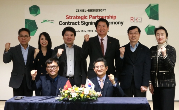 제니엘(대표 박춘홍)과 리케이소프트(Rikkeisoft, 베트남IT기업)가 전략적 파트너십 계약을 체결하고 기념사진을 찍고 있다.